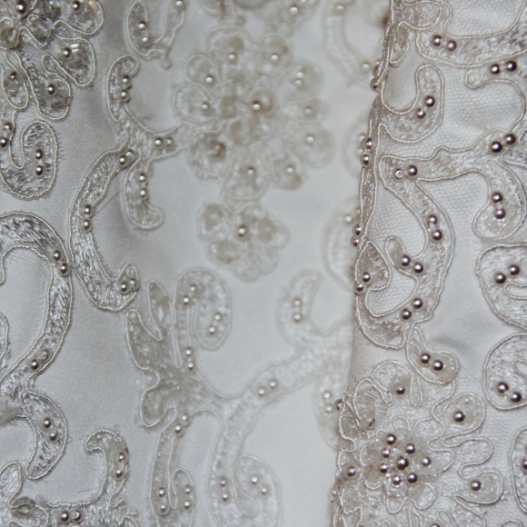 Wedding gown - Picture 3 of 6